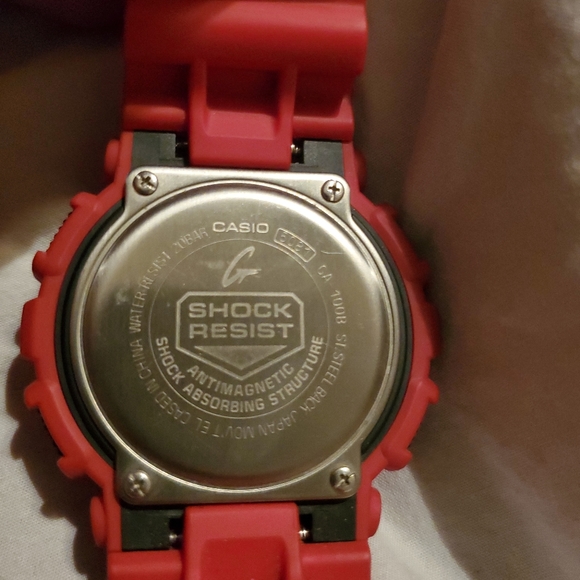 Red Casio watch - Picture 3 of 3